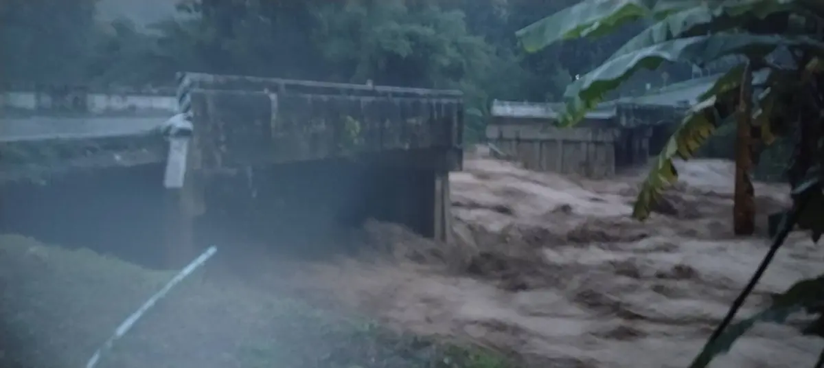 วิกฤต อ.ปัว! ฝนทะลุร้อย น้ำป่าหลากทะลักเข้าท่วมเกือบชั้น 2