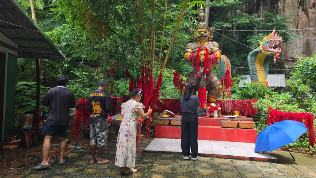 คึกคัก! แห่กราบ "ท้าวเวสสุวรรณหลวงปู่พันล้าน" เลขธูปสะดุดตา