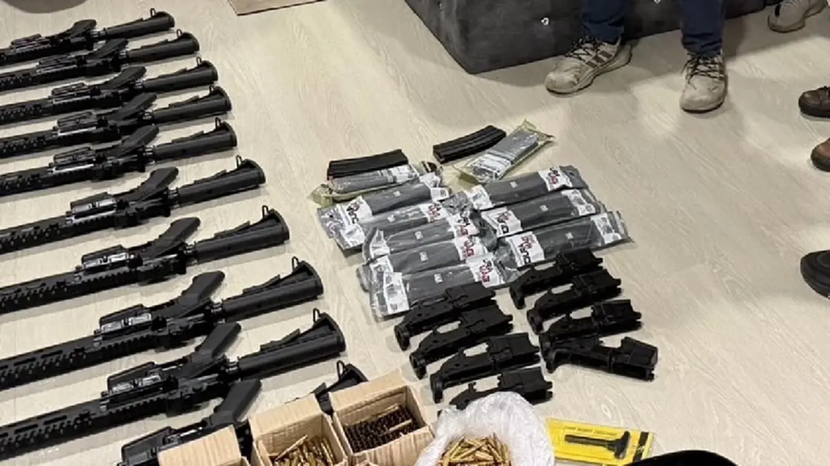 บุกทลายคลังปืนเถื่อน! ยึด AR-15 กว่า 11 กระบอก กระสุนพรึ่บ
