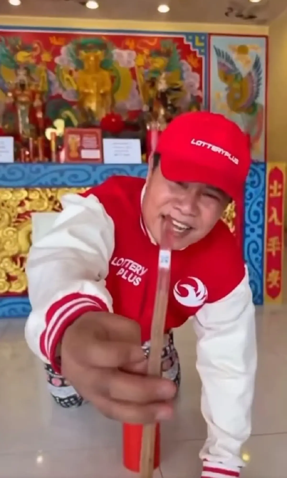 มนต์สิทธิ์ คำสร้อย ทำบุญบริจาคโลง ฮือฮาเปิดเลขเซียมซีมงคล