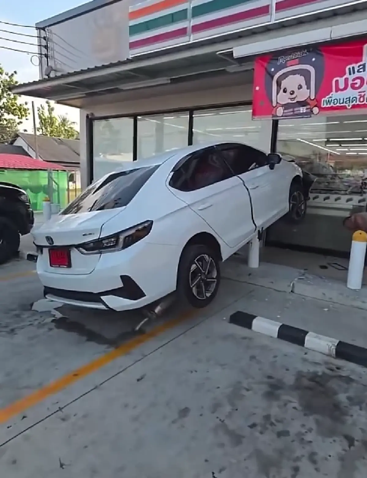 สาวขับเก๋งป้ายแดง พุ่งชนร้านสะดวกซื้อ ชาวเน็ตหลุดโฟกัสทะเบียน