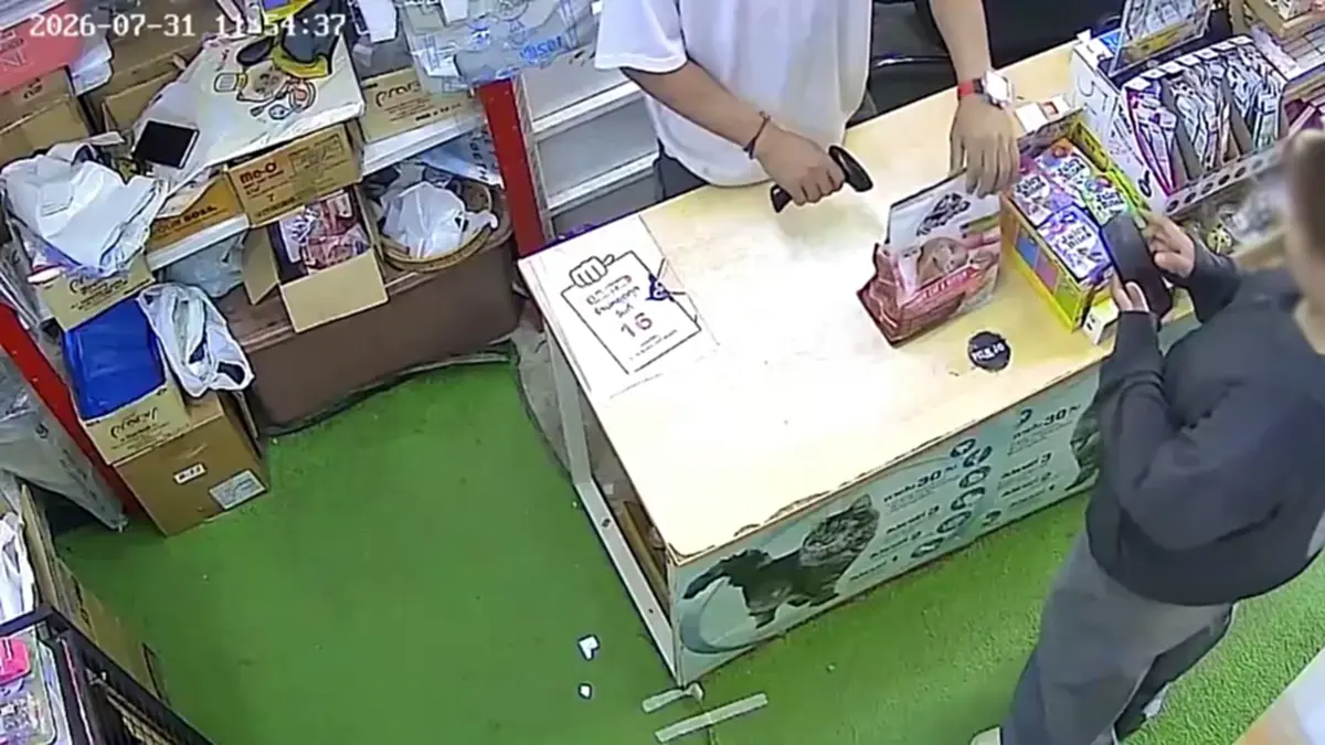 หญิงซุกอาหารแมวเปียกในเสื้อ เจ้าของร้านไม่เอาเรื่อง