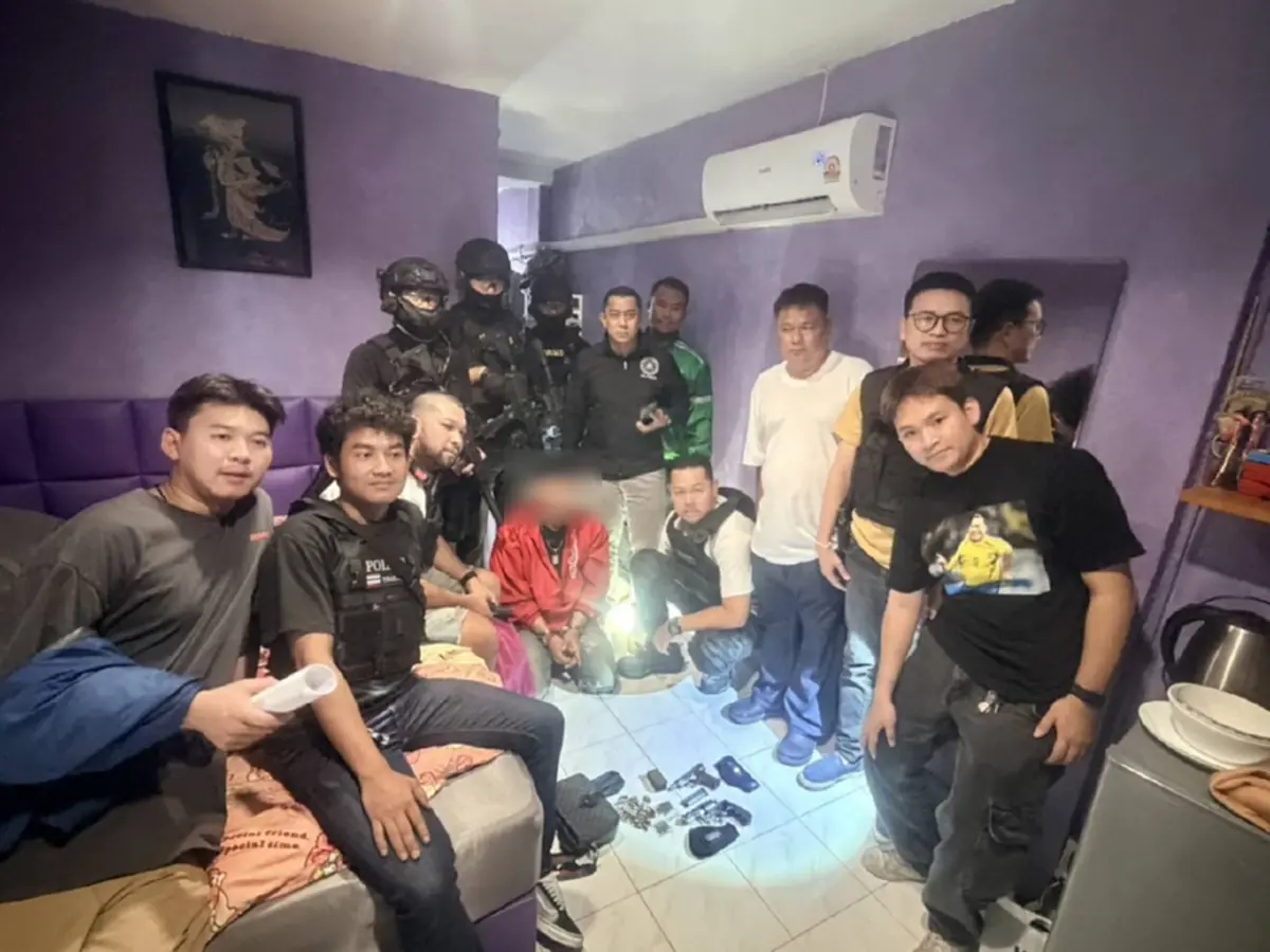 นาทีบุกปิดล้อม 2 จุด รวบ "เด่นลาย" ตัวแสบคดีอุกฉกรรจ์ พบอาวุธเพียบ