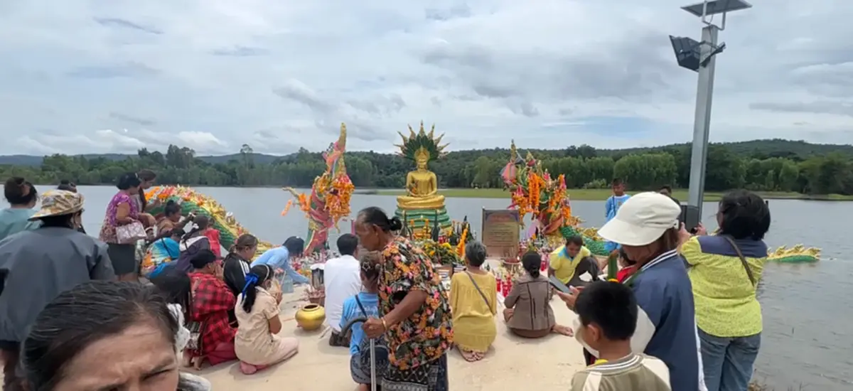 ฮือฮา สายมูแห่กราบ พ่อปู่ศรีสุพรรณนาคราช ไม่พลาดส่องเลขมงคล