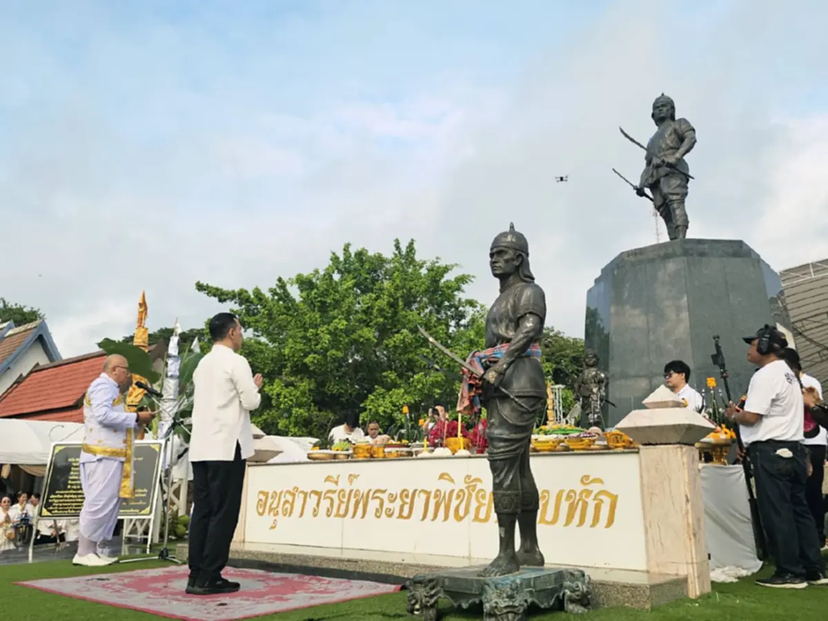 เลขมงคล บวงสรวงใหญ่ 111 ปี เมืองอุตรดิตถ์ หน้าอนุสาวรีย์พระยาพิชัยดาบหัก