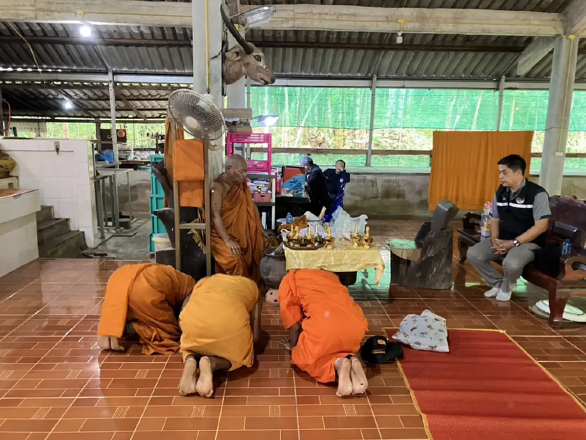 บุกตรวจวัดดังชุมพร! ตรวจปัสสาวะพระ-เณร 10 รูป พบสารเสพติด 3 ราย