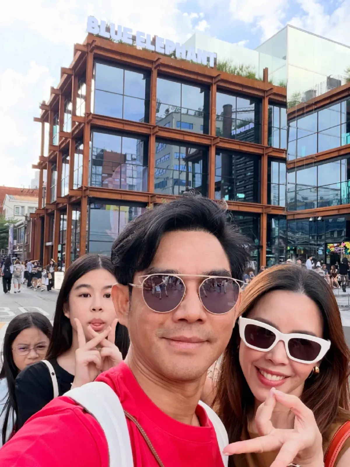 ออร่านางเอกจับ ลูกสาว "พ่อมอส" ออกงานกาล่า ลุคเดรสม่วงหวานฉ่ำ 