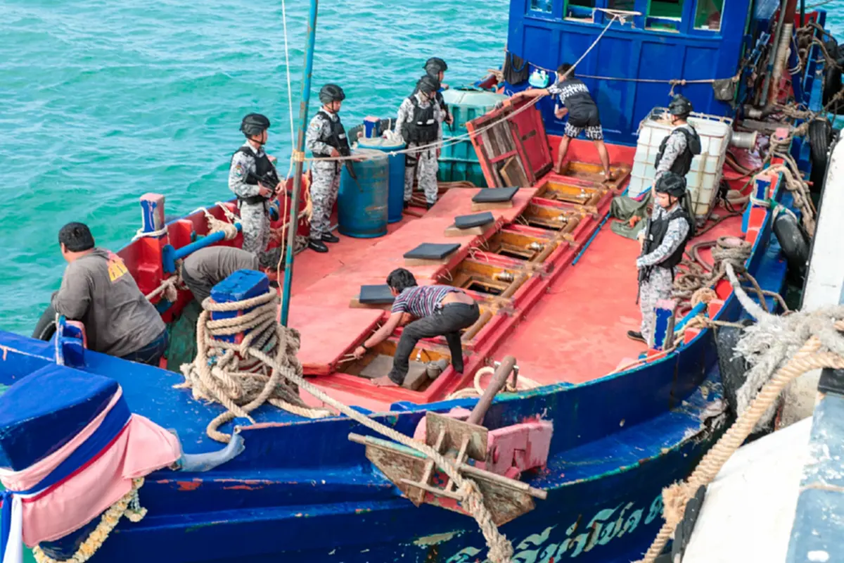 ทัพเรือภาค 1 สกัดจับเรือประมงดัดแปลง ซุกดีเซล 60,000 ลิตร
