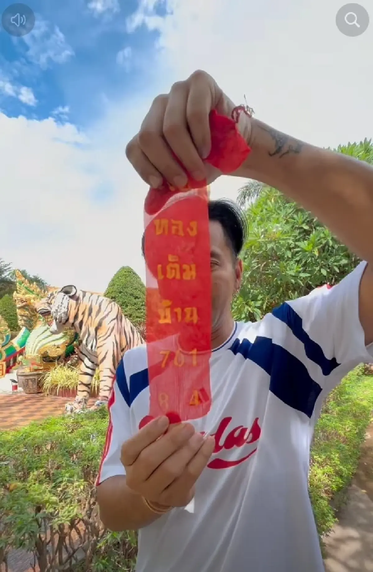 ส่อง บอล เชิญยิ้ม สักการะพระฤาษีนารอด ฮือฮาเลขหางประทัด