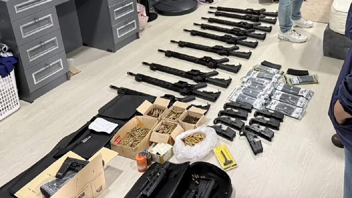 บุกทลายคลังปืนเถื่อน! ยึด AR-15 กว่า 11 กระบอก กระสุนพรึ่บ