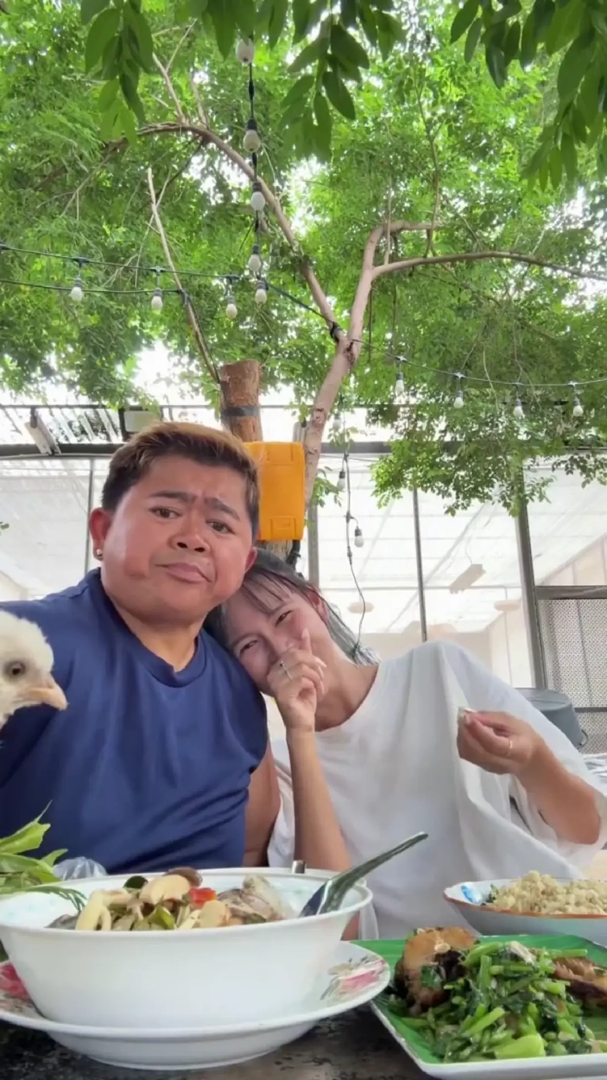 วิถีเรียบง่าย "โก๊ะตี๋" ควงหวานใจ หว่านแหจับปลา ทำอาหารสุดอบอุ่น