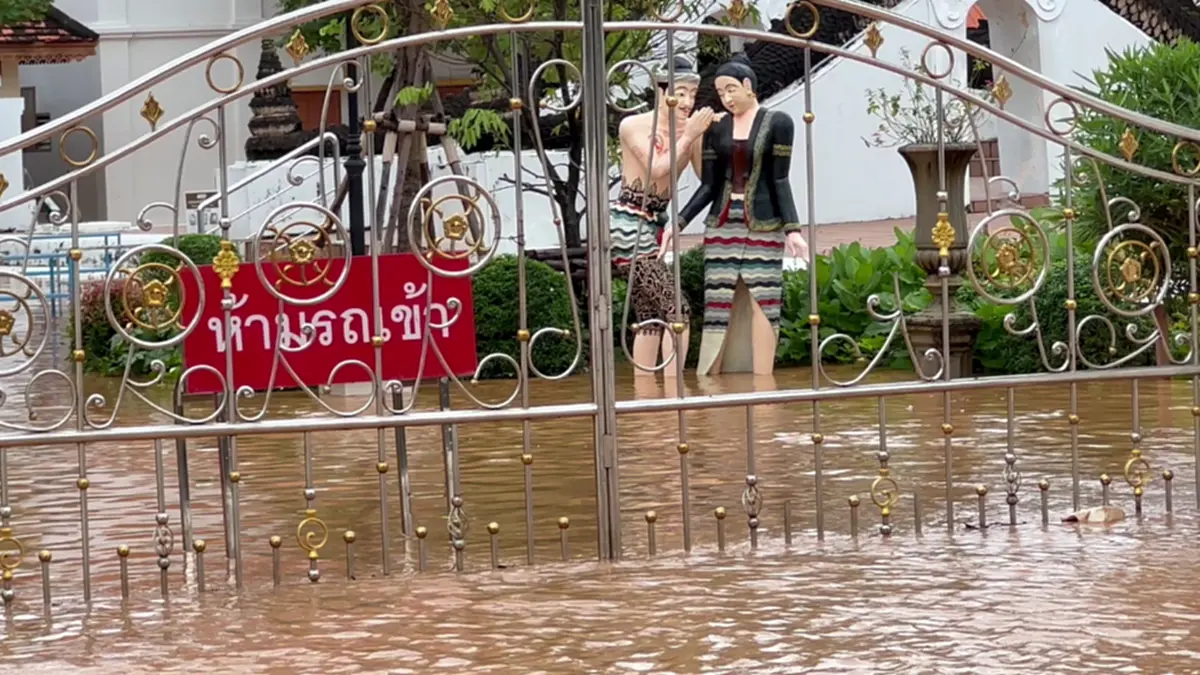 เมืองน่านอ่วม! น้ำล้นพนังกั้นท่วมวัดภูมินทร์ สูง 1.5 เมตร