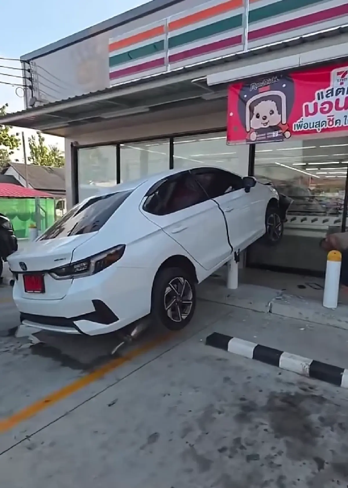 สาวขับเก๋งป้ายแดง พุ่งชนร้านสะดวกซื้อ ชาวเน็ตหลุดโฟกัสทะเบียน