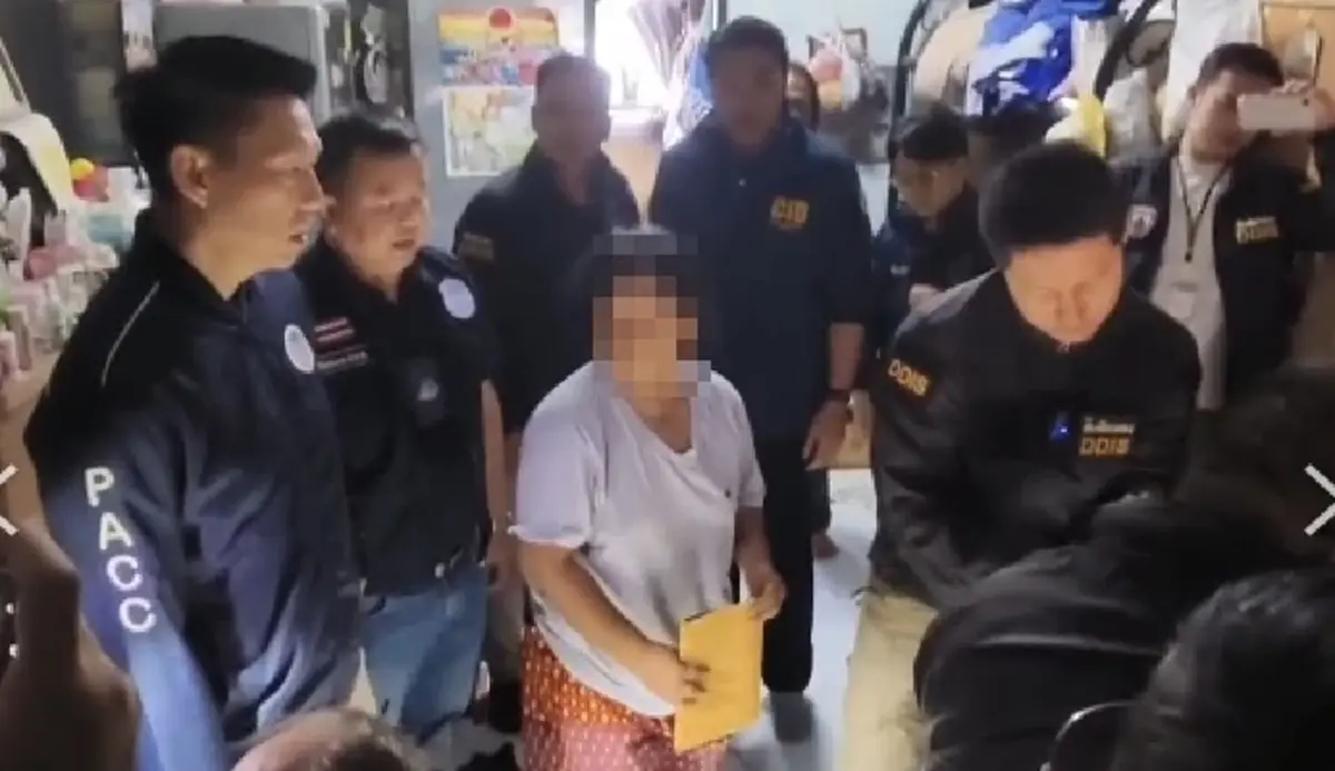 บุกแฟลตดินแดง รวบเจ้าหน้าที่รัฐร่วมขบวนการ ทำบัตรชมพูเถื่อน!