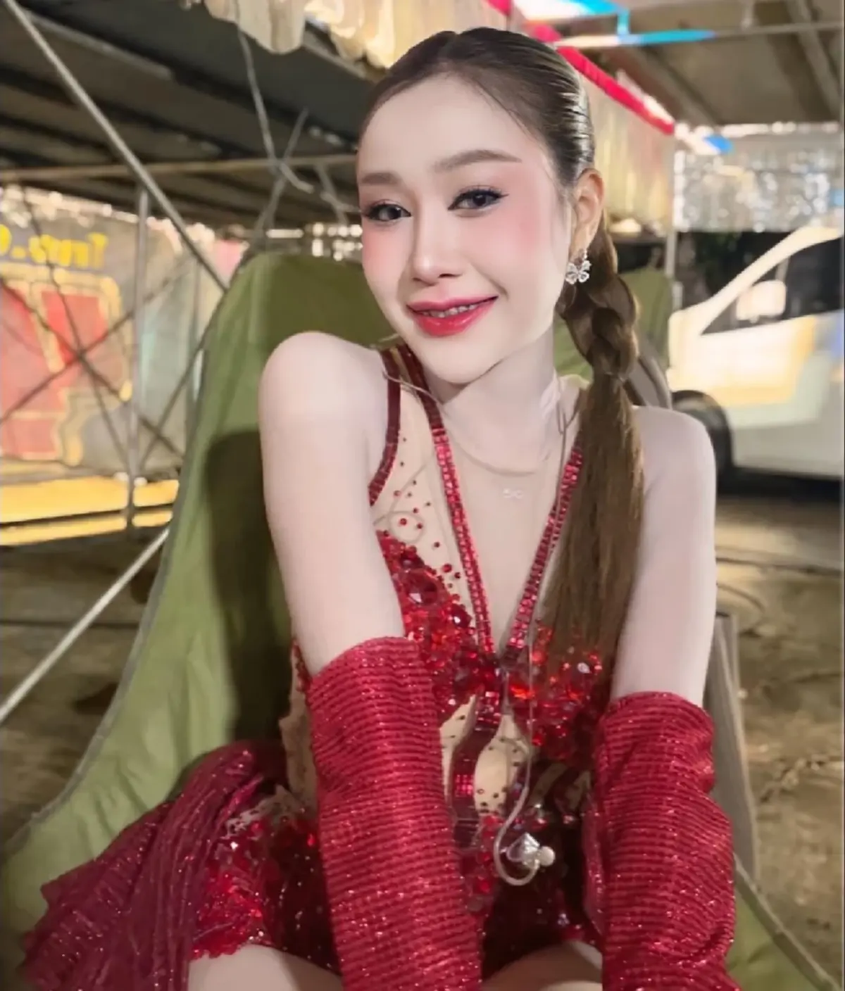 ส่องทะเบียน หมอลำสาว ฟาดเคราะห์ ทางมะพร้าวร่วงใส่รถ ทิ่มทะลุกระจก