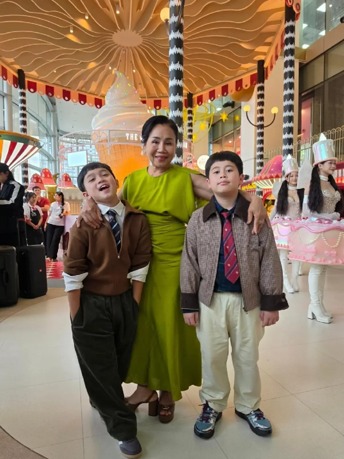 ห้างแตก  "ชมพู่ อารยา" ยกทัพลูกๆออกงาน แฟนคลับแห่แซวโตเร็วมาก