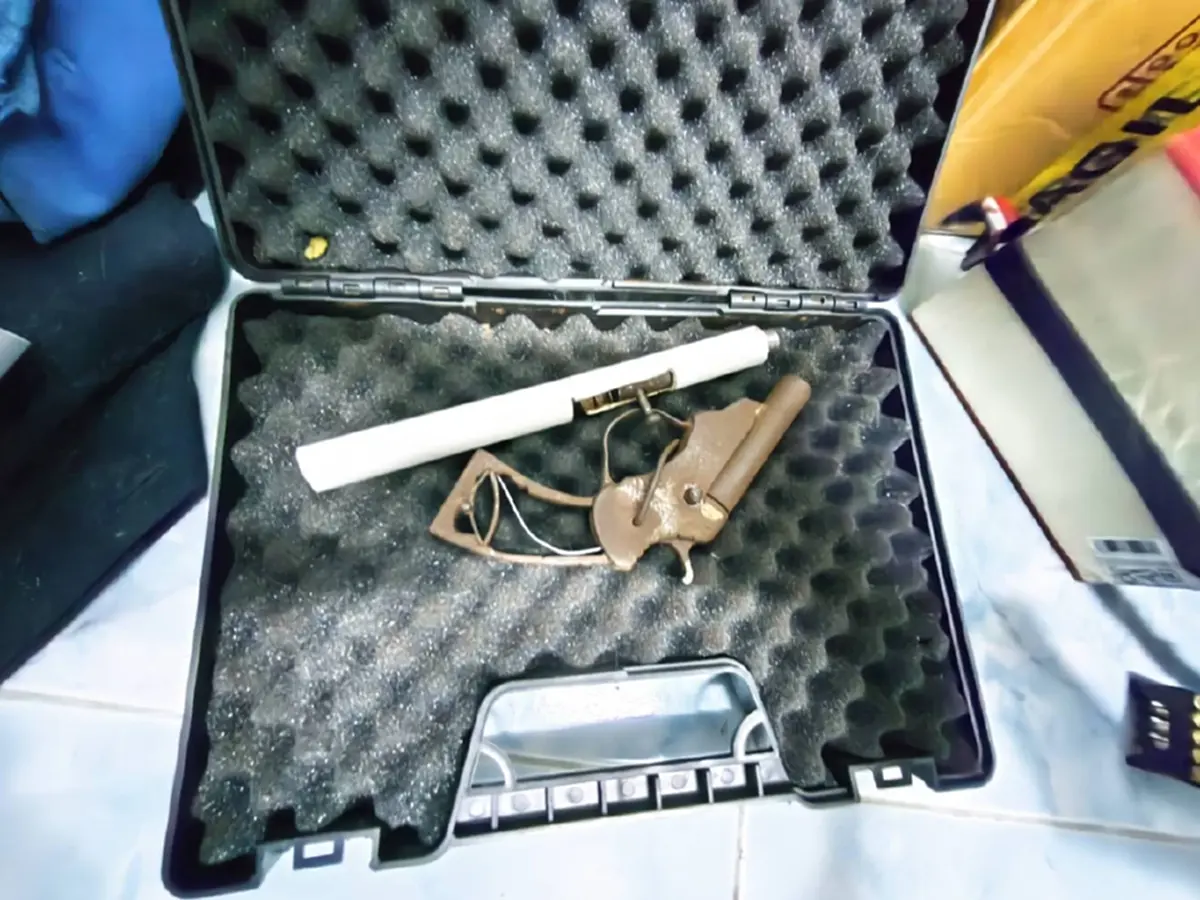 ไม่ธรรมดา! หนุ่ม 21 ปี ถูกค้น เจอปืนไทยประดิษฐ์ 4 กระบอก กระสุน 22 นัด