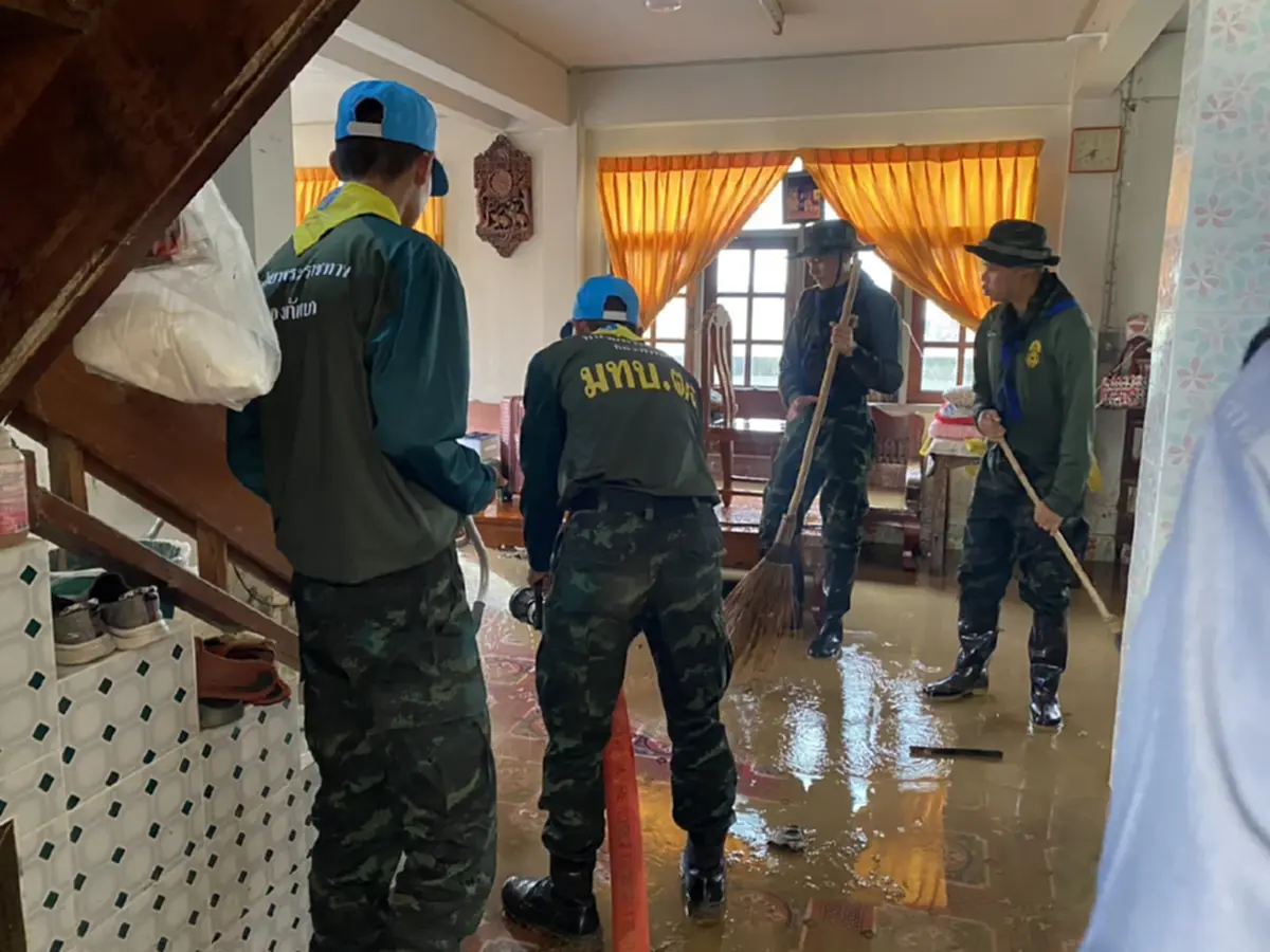 ทหาร มทบ.34 ลุยล้างโคลนฟื้นฟูบ้านเรือน หลังน้ำป่าท่วม อ.ปง