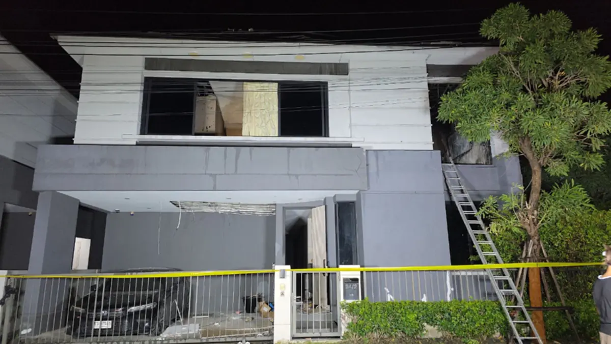 สลดใจ ไฟไหม้บ้านหรู 2 ชั้น ดับ 2 ราย พบซากแมวถูกรมควันเกือบ 30 ตัว