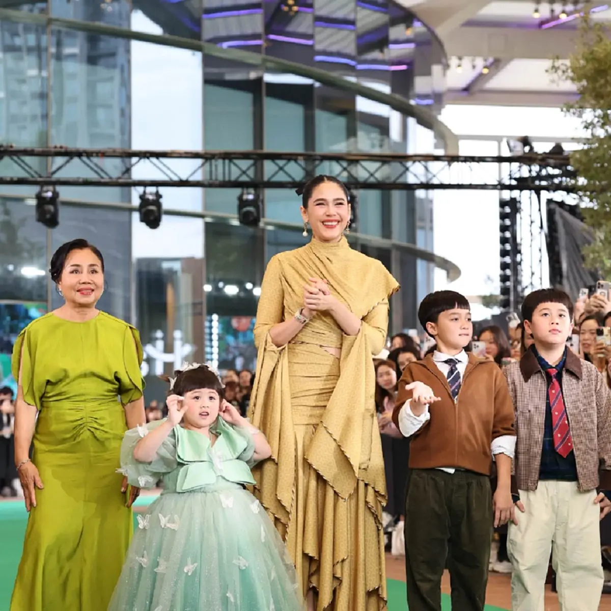 ห้างแตก  "ชมพู่ อารยา" ยกทัพลูกๆออกงาน แฟนคลับแห่แซวโตเร็วมาก