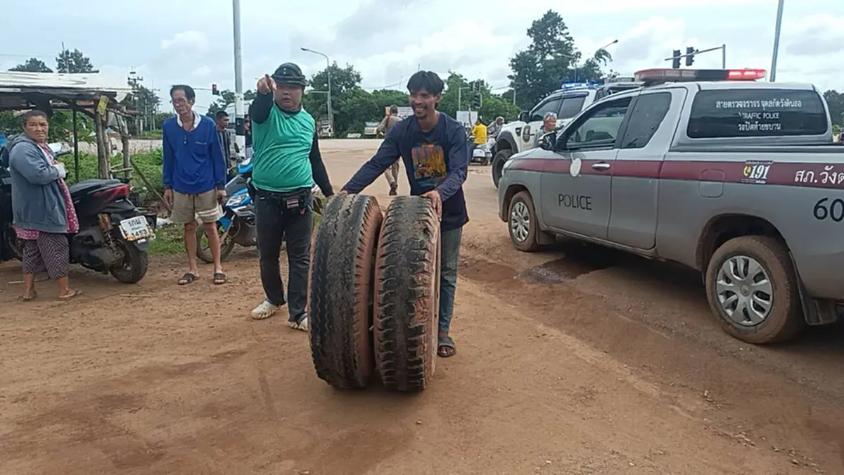 หวิดดับคู่! ล้อพ่วง 22 ล้อหลุดกระเด็นชนครูหนุ่ม-แฟนสาวกลางไฟแดง