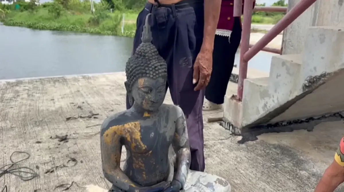 ลุงหาปลาตกใจ หว่านแหเจอ พระพุทธรูปทองเหลือง ฮือฮาเลขใต้ฐานพระ