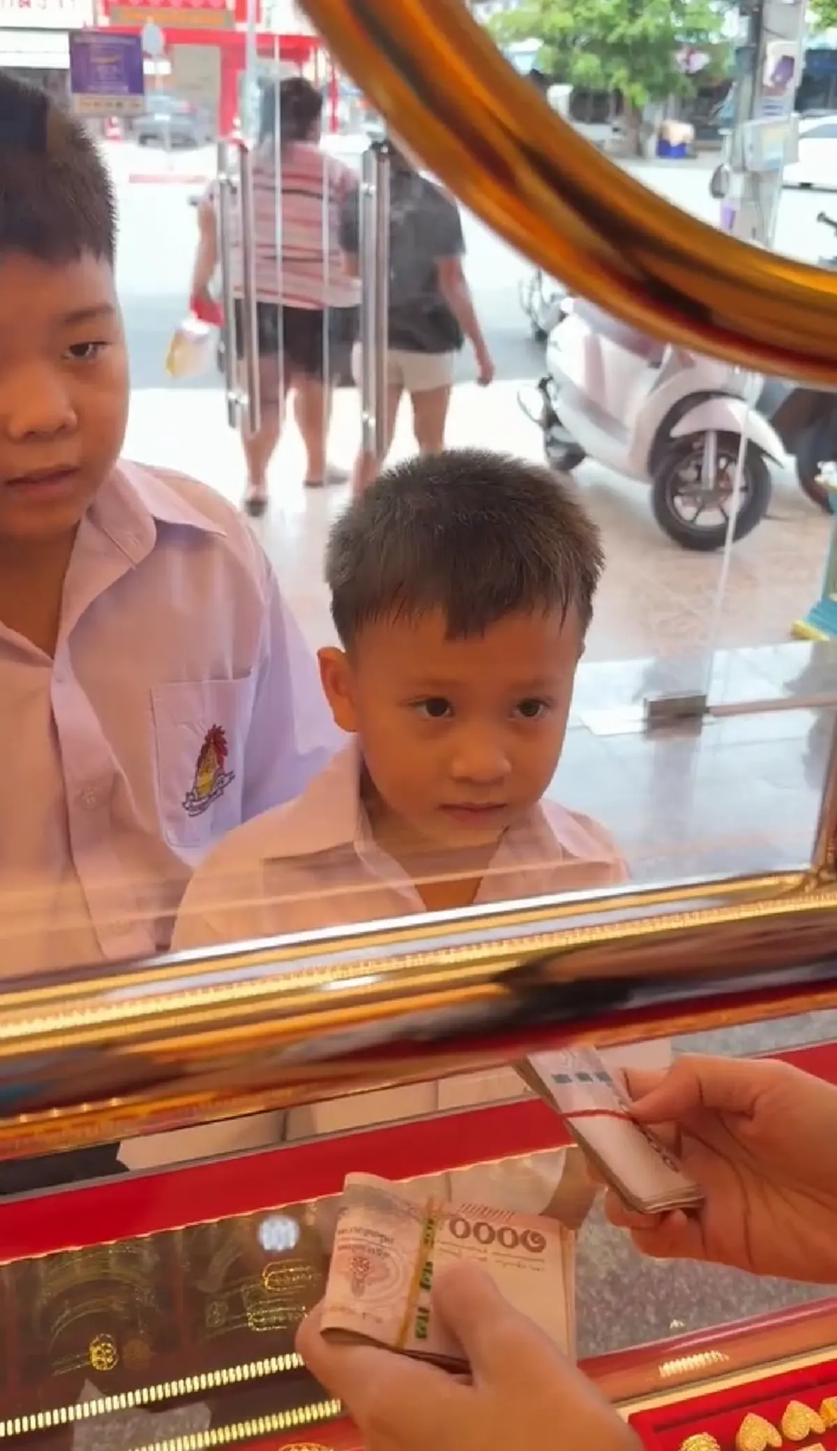 สองพี่น้อง เดินเข้าร้านทอง ก่อนทำเรื่องใจฟู น้ำตาไหลอาบแก้ม