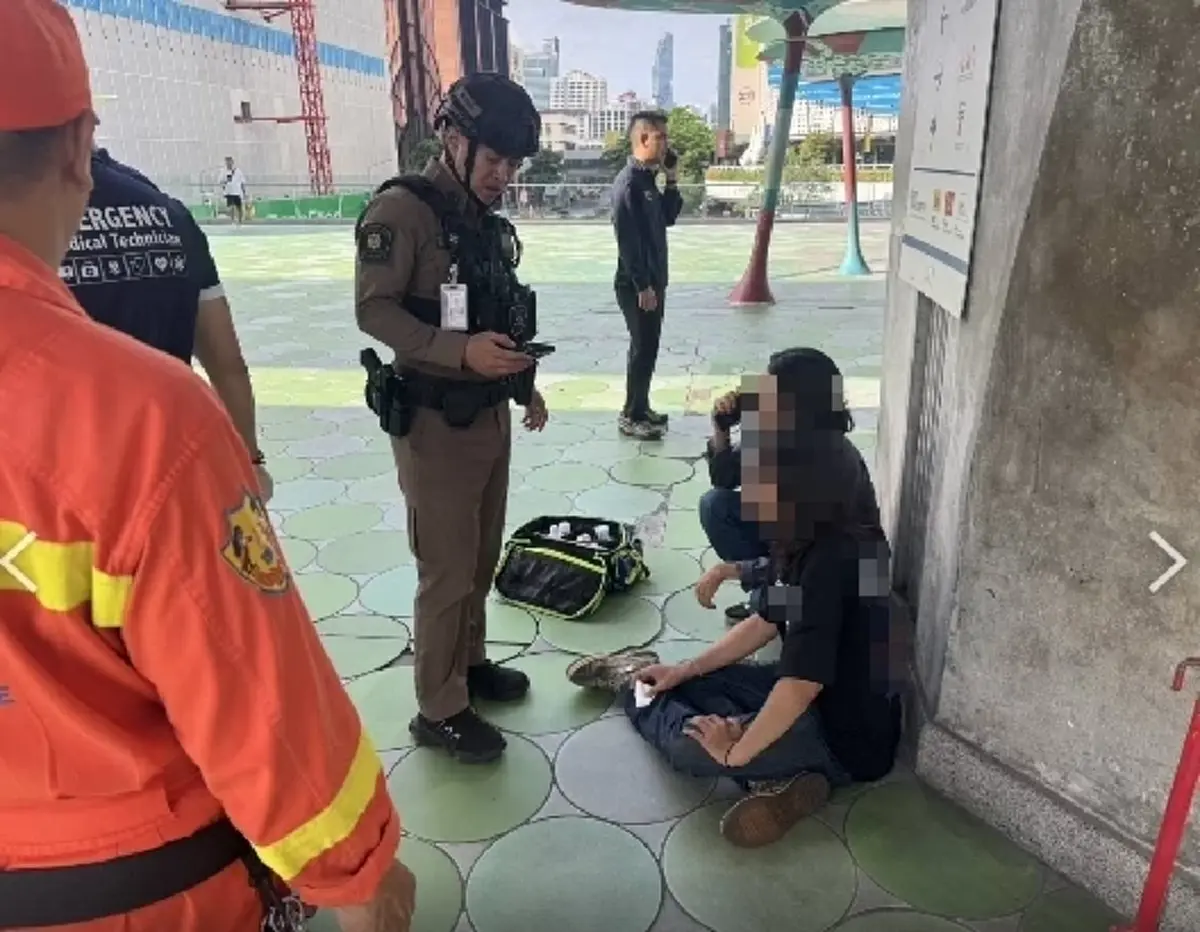 2 สถาบันใหญ่ย่านปทุมวัน ยกพวกตีกันกลางลานวันสยาม เจ็บ 4 ราย