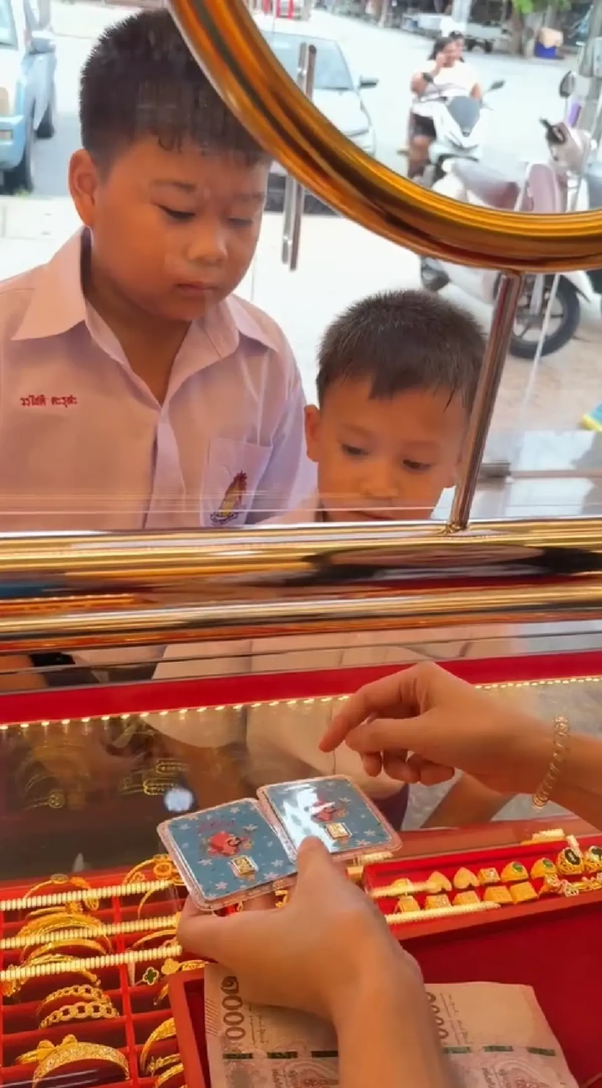 สองพี่น้อง เดินเข้าร้านทอง ก่อนทำเรื่องใจฟู น้ำตาไหลอาบแก้ม