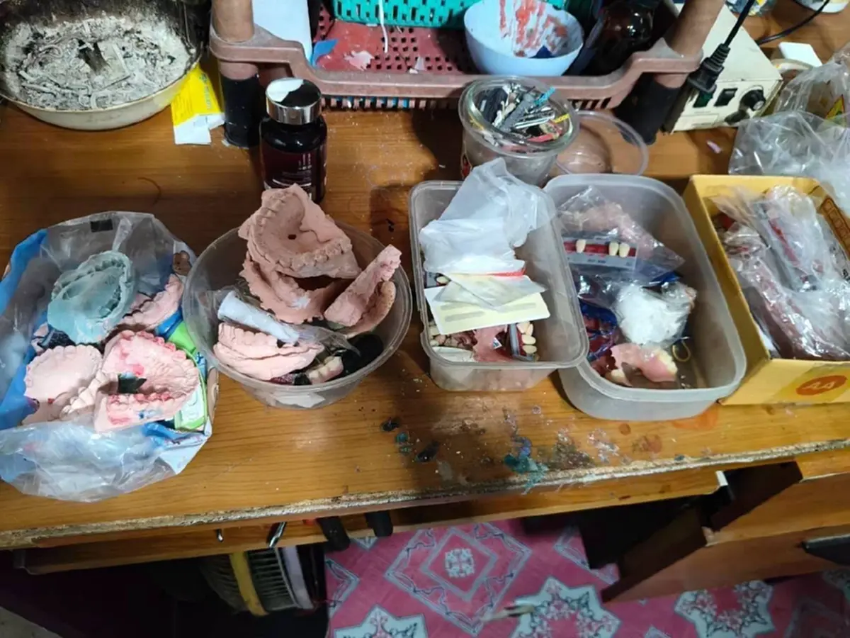 จับกุม 4 หมอฟันเถื่อน + 1 หมอเก๊ เปิดบ้าน-ตั้งโต๊ะริมฟุตบาทจัดฟันมั่ว