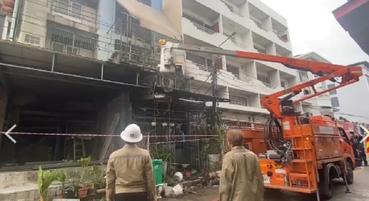 สลด! ไฟไหม้บ้านย่านรามอินทรา กม.8 หญิงสูงอายุดับคากองเพลิง