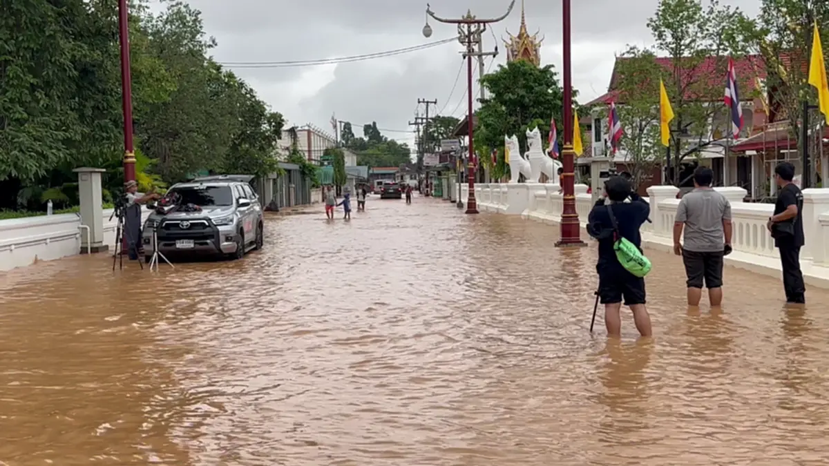 เมืองน่านอ่วม! น้ำล้นพนังกั้นท่วมวัดภูมินทร์ สูง 1.5 เมตร