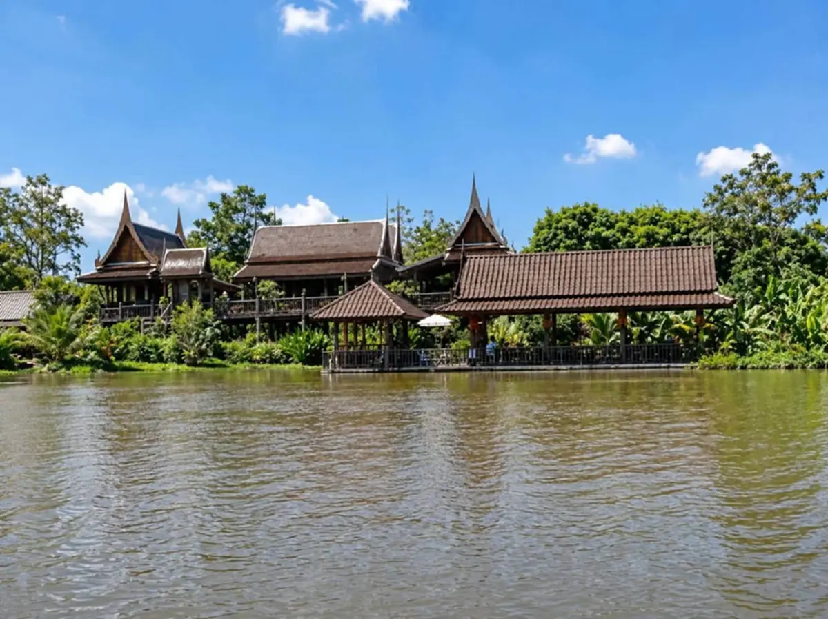 โซเชียลฮือฮา ประกาศขายบ้านเรือนไทยริมน้ำ อายุ 100 ปี  โลเคชั่นดัง