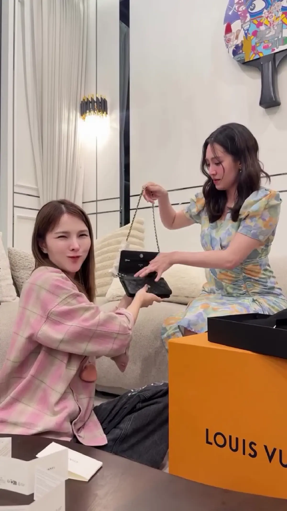 นางเอกสาวซุปตาร์  ซุ่มเลือกของขวัญเซอร์ไพรส์ครอบครัวห้วยไร่