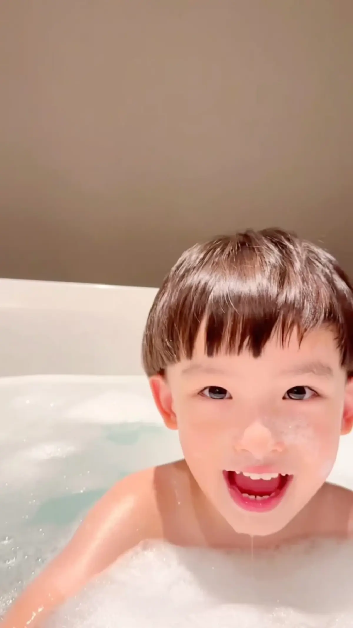 “ระยะทางทำลายรักของแม่ไม่ได้”  ดิว อริสรา  โพสต์ซึ้งถึงลูกชาย 