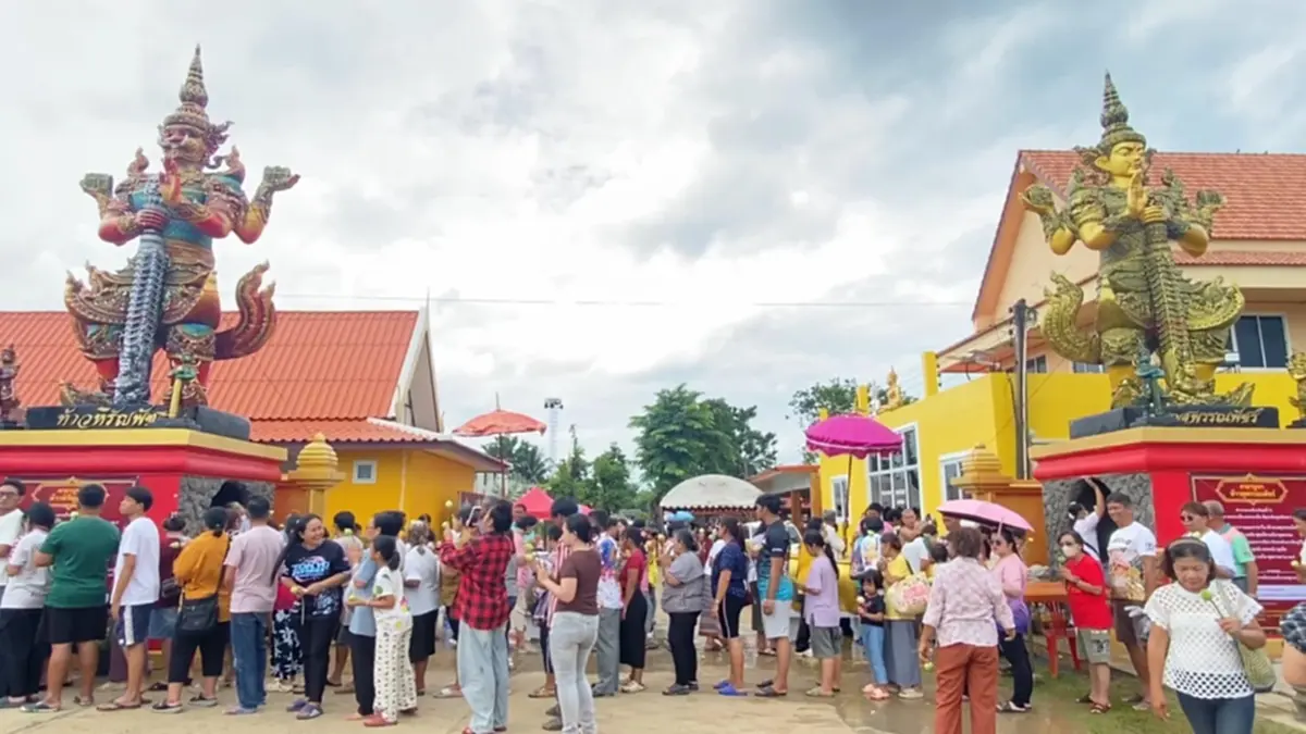 แน่นวัดหลวงพ่อห้ามจน! คอหวยรุมส่องเลขธูปพิธีใหญ่ เห็นเลขชัดๆ