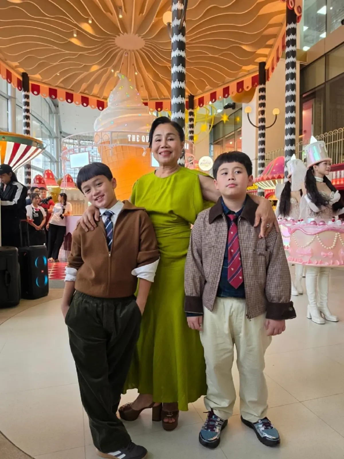 ห้างแตก  "ชมพู่ อารยา" ยกทัพลูกๆออกงาน แฟนคลับแห่แซวโตเร็วมาก