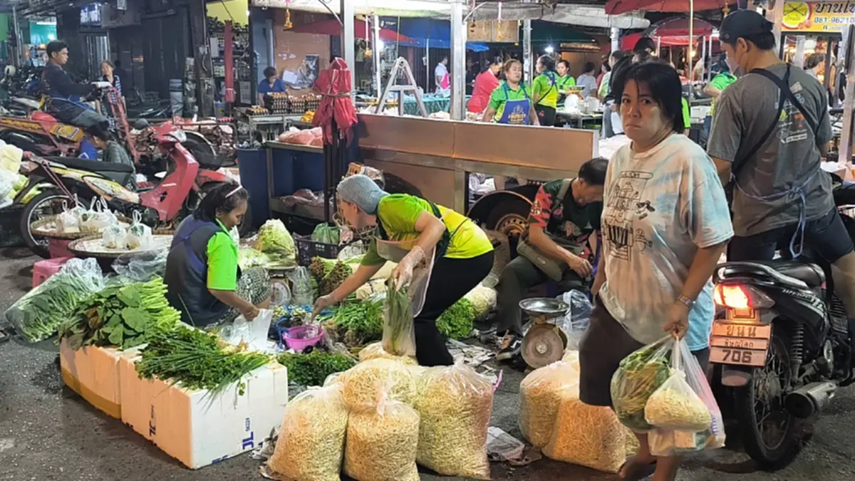 พิษณุโลกวันจ่ายสารทจีนเงียบเหงา คนเน้นประหยัดคุมงบ ซื้อของพอดี