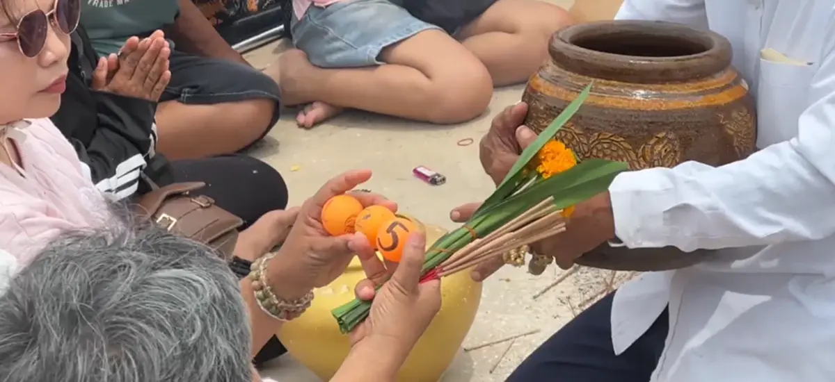 ฮือฮา สายมูแห่กราบ พ่อปู่ศรีสุพรรณนาคราช ไม่พลาดส่องเลขมงคล