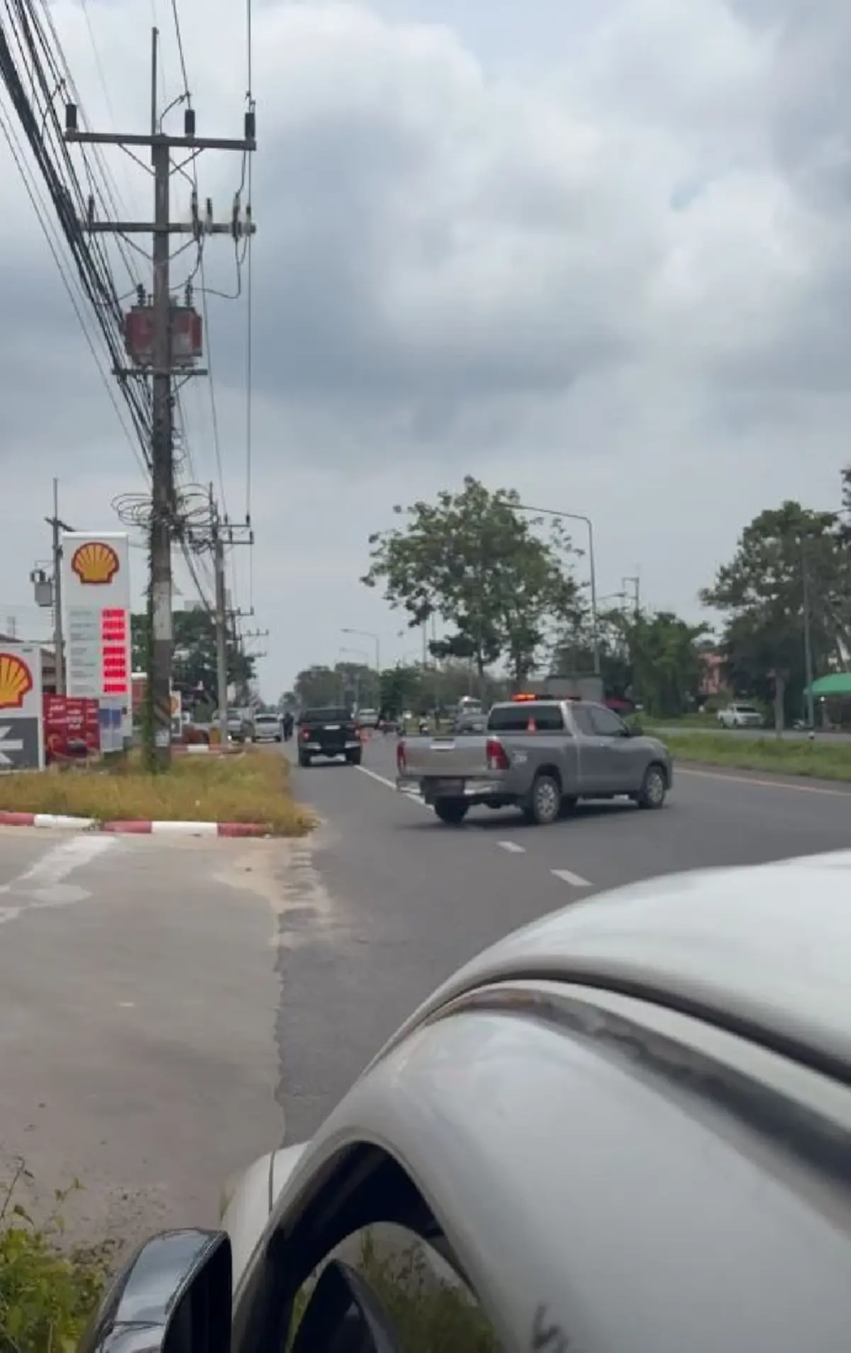 ด่วน คนร้ายอุกอาจรัวถล่มใส่ตำรวจ หน้าสนง.สรรพสามิต ปัตตานี 