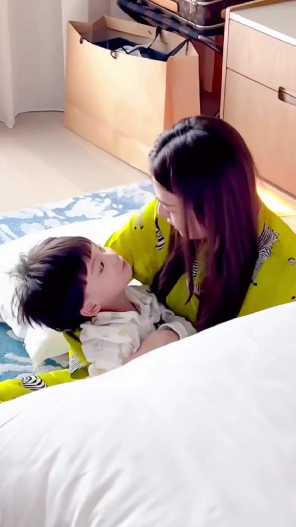 “ระยะทางทำลายรักของแม่ไม่ได้”  ดิว อริสรา  โพสต์ซึ้งถึงลูกชาย 
