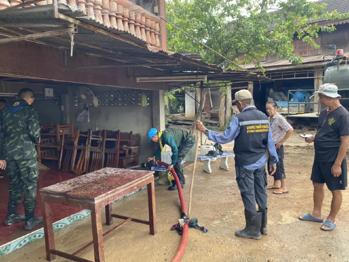 ทหาร มทบ.34 ลุยล้างโคลนฟื้นฟูบ้านเรือน หลังน้ำป่าท่วม อ.ปง