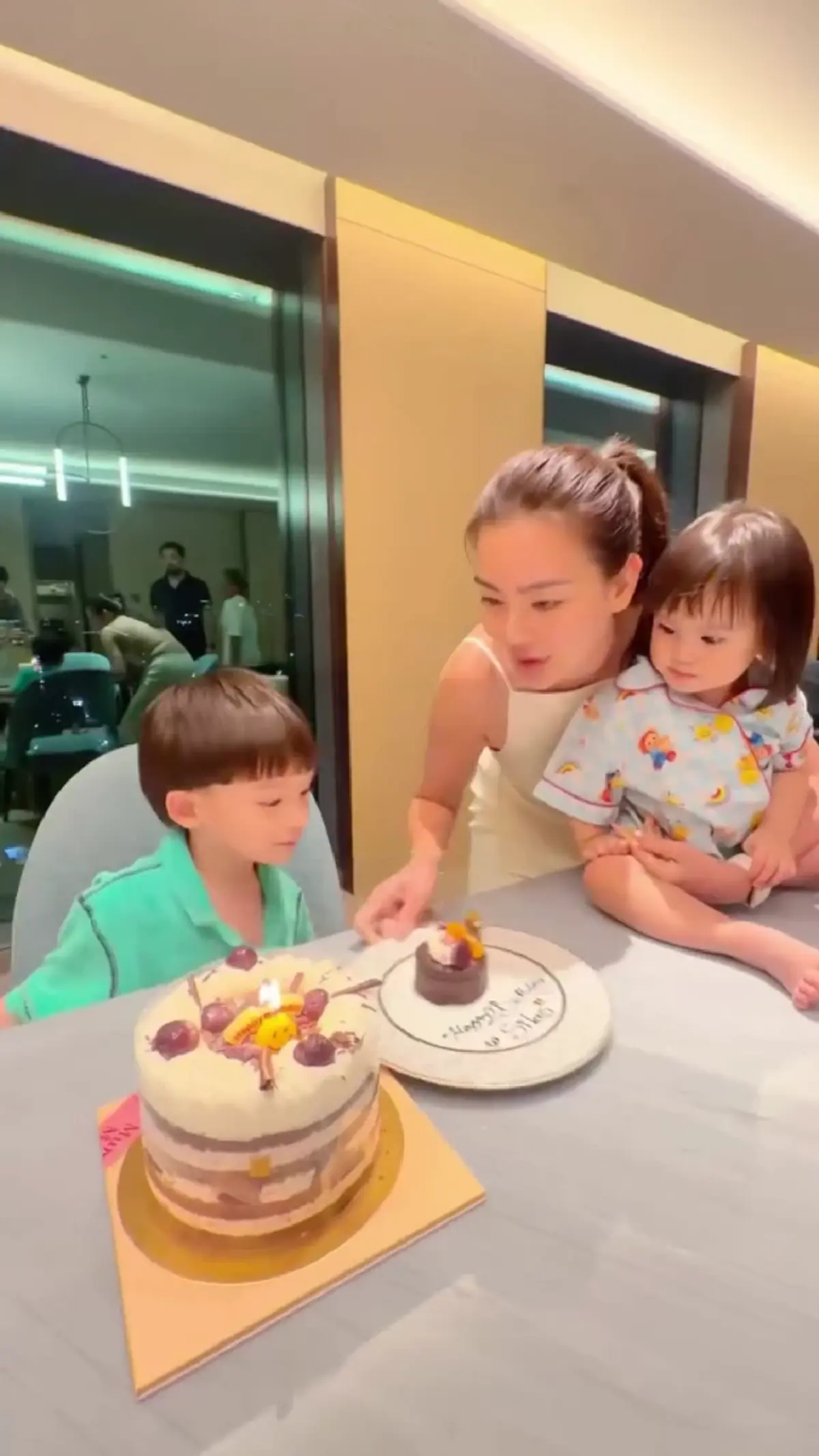 “ระยะทางทำลายรักของแม่ไม่ได้”  ดิว อริสรา  โพสต์ซึ้งถึงลูกชาย 