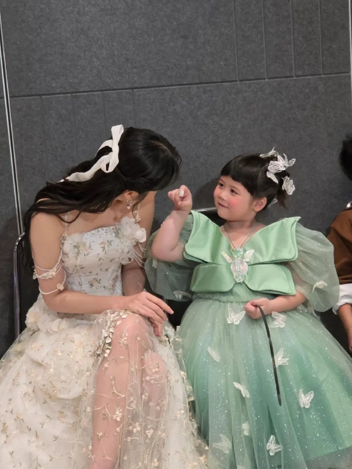 ห้างแตก  "ชมพู่ อารยา" ยกทัพลูกๆออกงาน แฟนคลับแห่แซวโตเร็วมาก