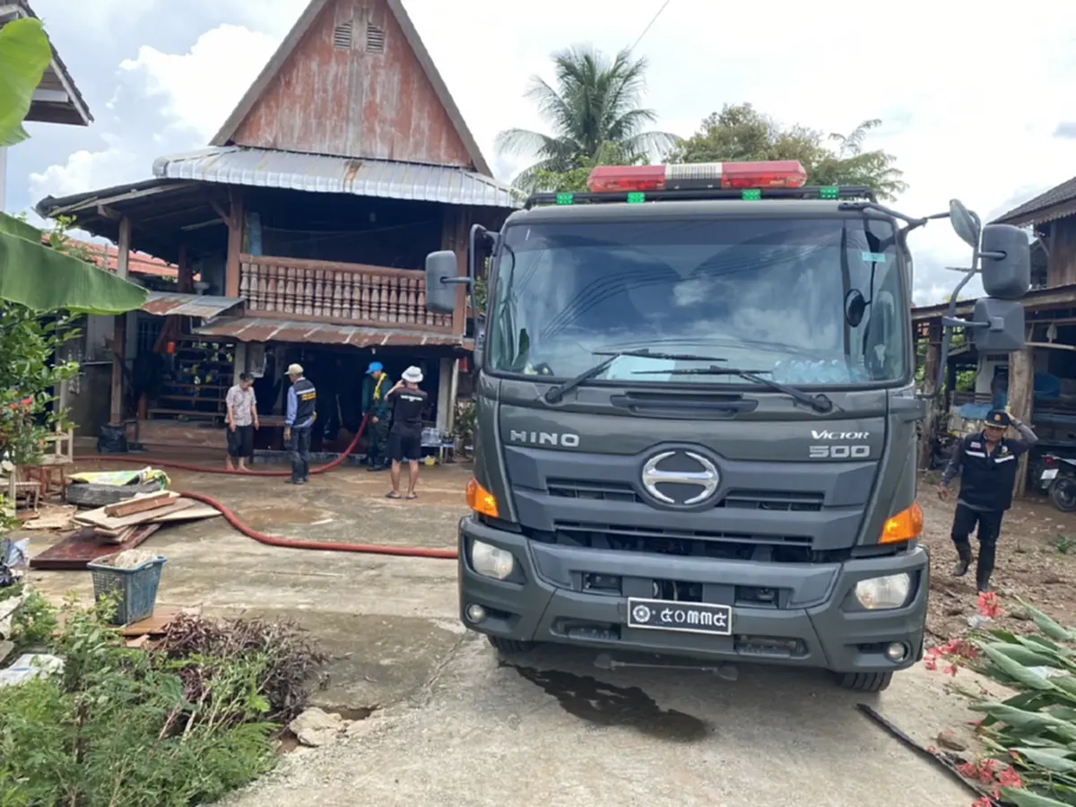ทหาร มทบ.34 ลุยล้างโคลนฟื้นฟูบ้านเรือน หลังน้ำป่าท่วม อ.ปง
