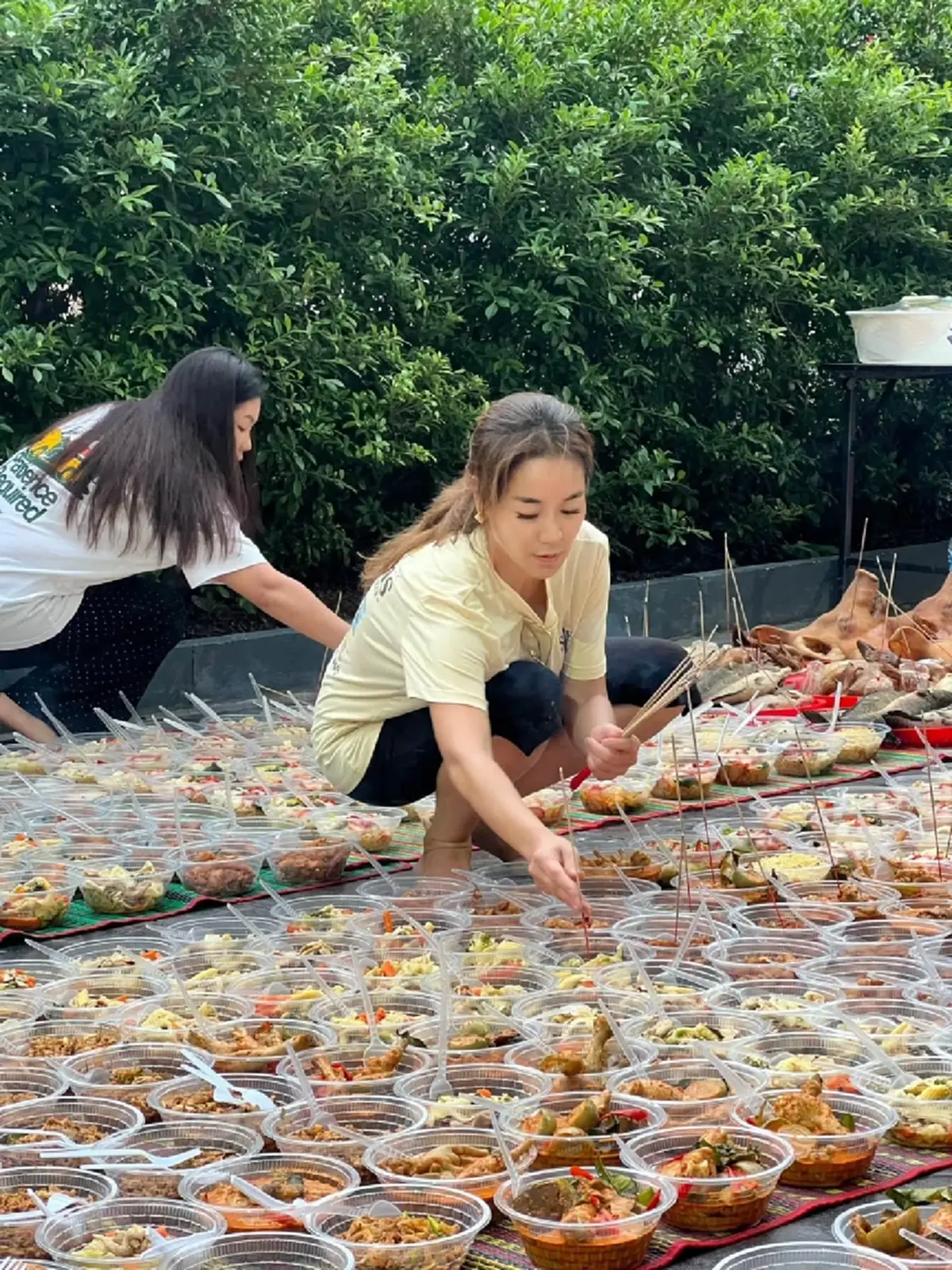 แห่โฟกัสเลขธูป "จูน กษมา" ทำบุญวันเกิด เลี้ยงผีไร้ญาติ