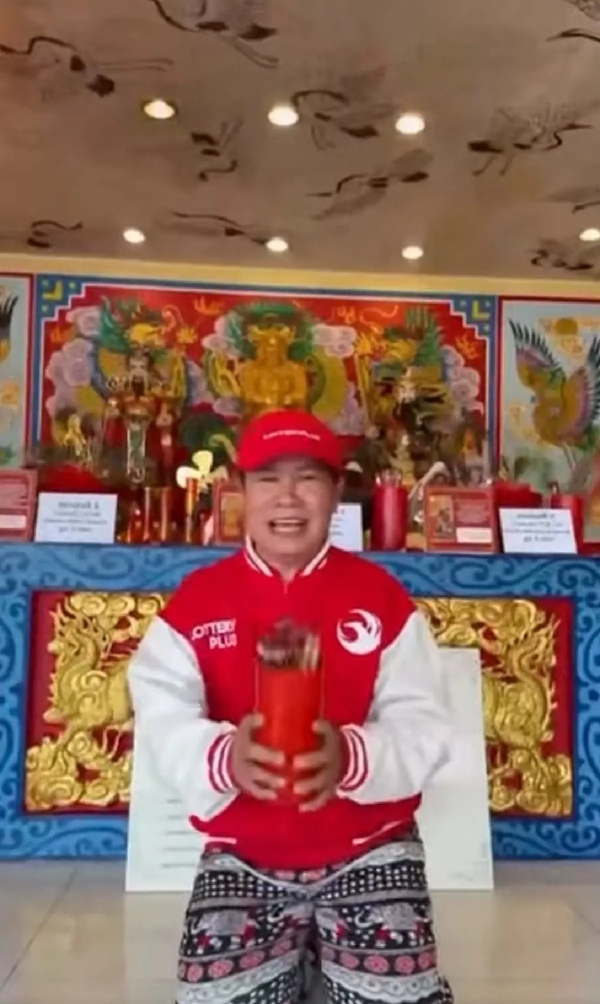 มนต์สิทธิ์ คำสร้อย ทำบุญบริจาคโลง ฮือฮาเปิดเลขเซียมซีมงคล