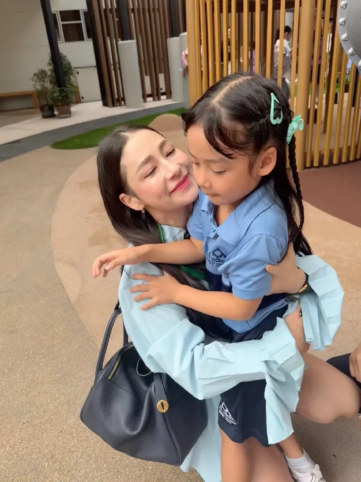 สู้เพื่อลูก  "นาตาลี-ฟลุค" จูงมือลูกสาวส่งเข้าโรงเรียนใหม่