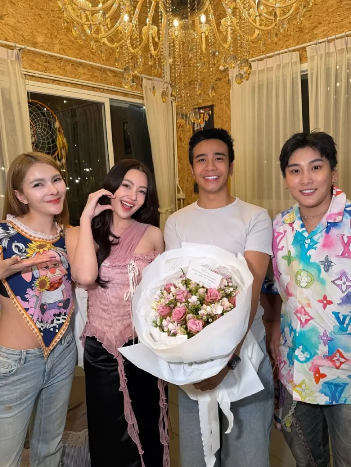 นางเอกสาวซุปตาร์  ซุ่มเลือกของขวัญเซอร์ไพรส์ครอบครัวห้วยไร่