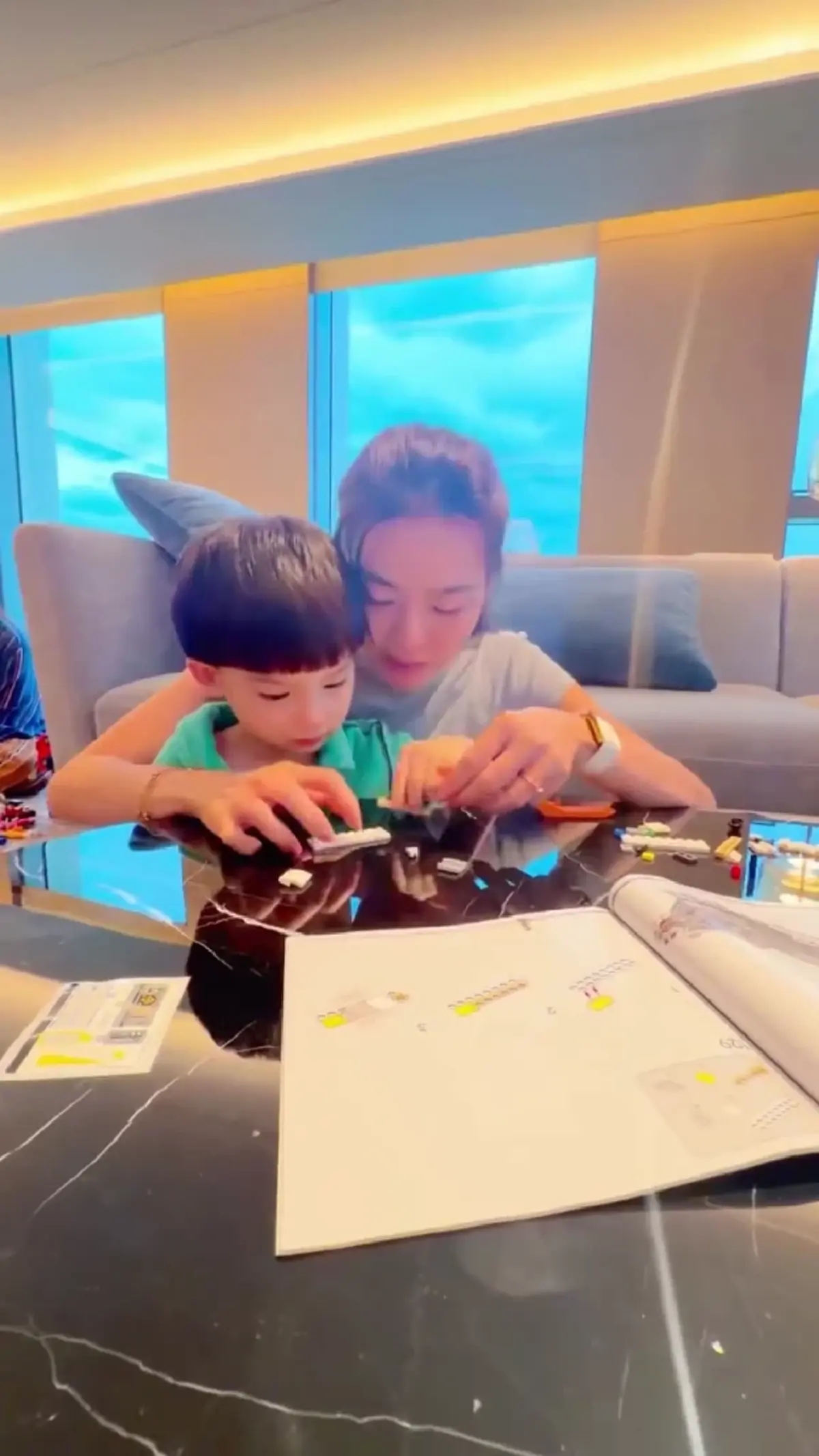 “ระยะทางทำลายรักของแม่ไม่ได้”  ดิว อริสรา  โพสต์ซึ้งถึงลูกชาย 